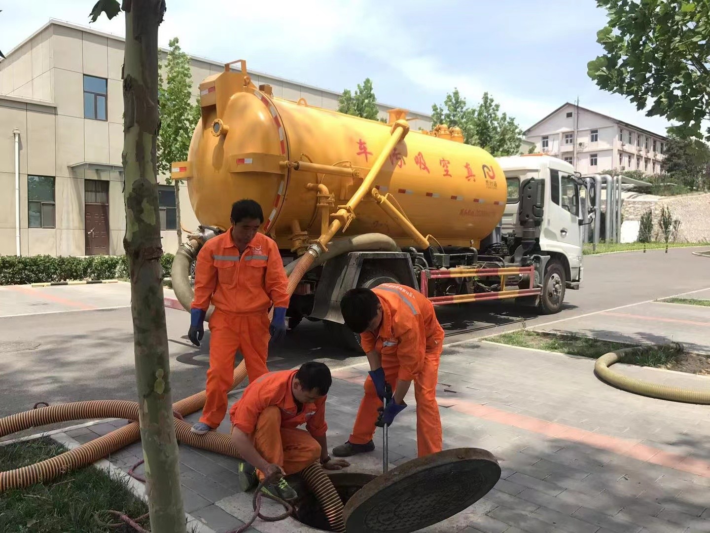 株洲管道疏通车停在窨井附近