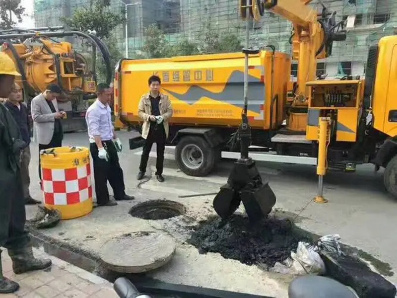 株洲街道：网格员化身“清道夫”，为民解忧疏通“堵心”化粪池