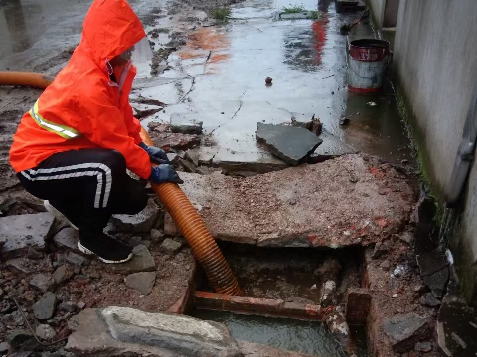 株洲专业清理污水池 炜誉市政以规范流程守护城市 “肠道”